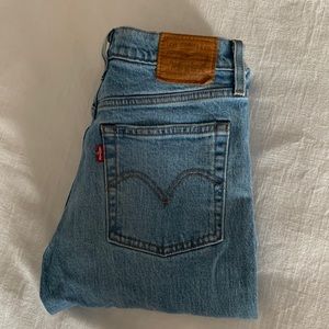 Classic blue Levi’s Wedgie size 25
